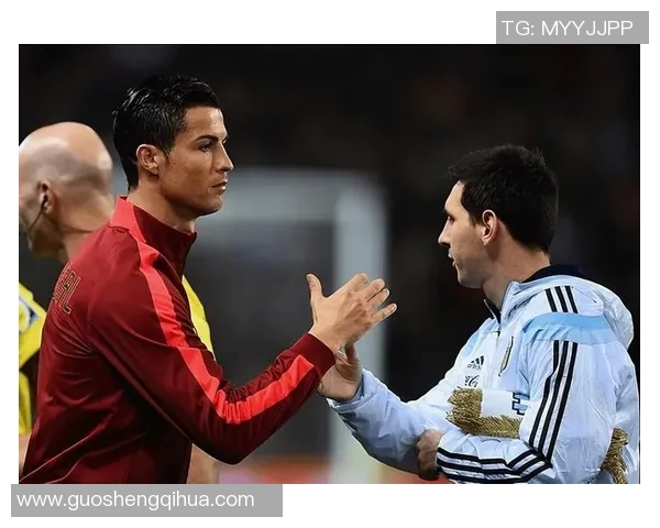 世界足坛传奇球星盘点从梅西到C罗每个时代的代表人物